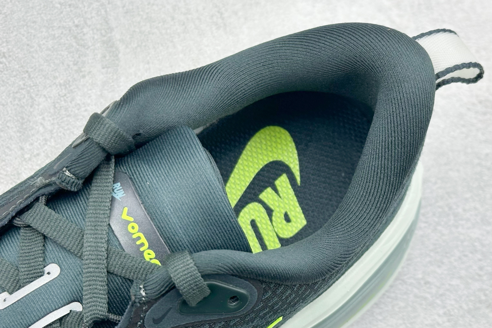 180 Nike Air Zoom Vomero Plus 耐克网面厚底气垫跑鞋 HV8150-300