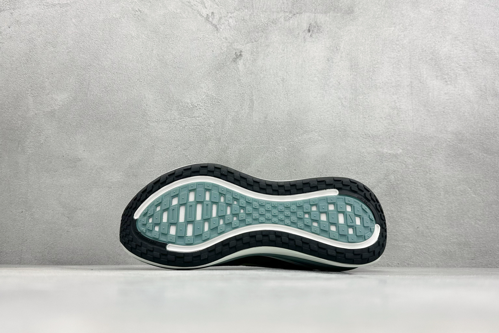 180 Nike Air Zoom Vomero Plus 耐克网面厚底气垫跑鞋 HV8150-300
