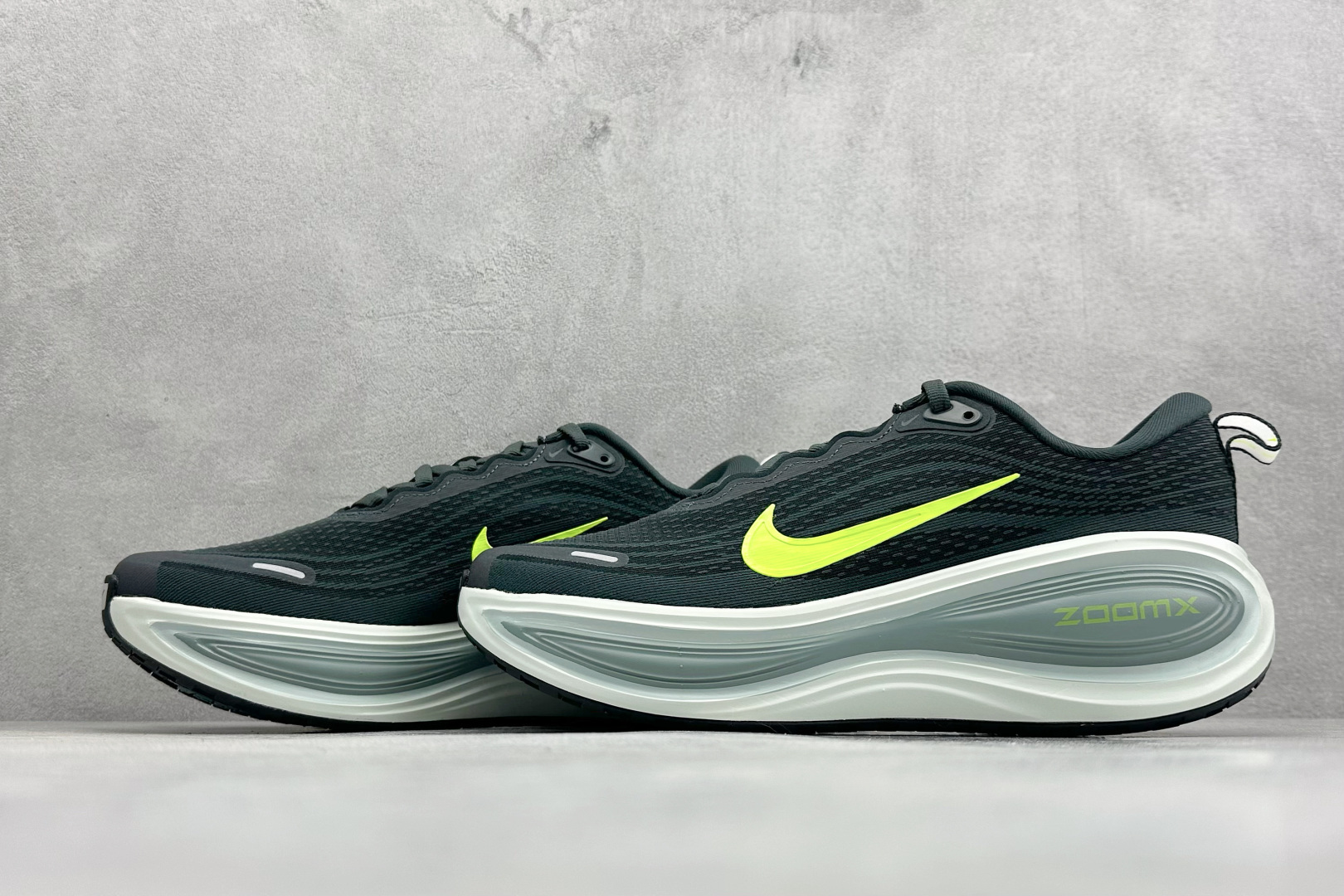 180 Nike Air Zoom Vomero Plus 耐克网面厚底气垫跑鞋 HV8150-300