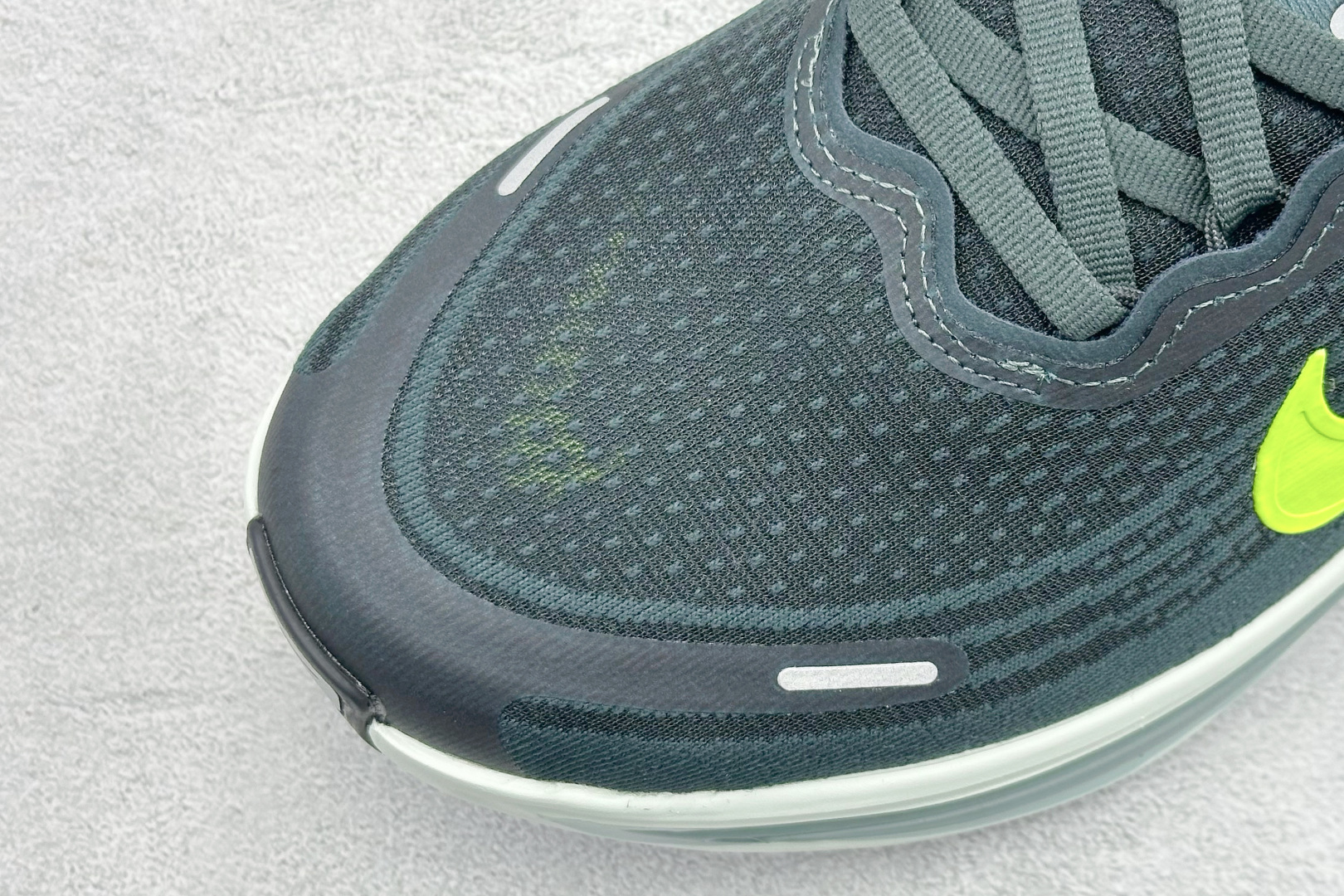 180 Nike Air Zoom Vomero Plus 耐克网面厚底气垫跑鞋 HV8150-300