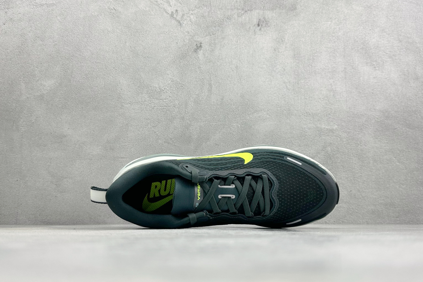 180 Nike Air Zoom Vomero Plus 耐克网面厚底气垫跑鞋 HV8150-300