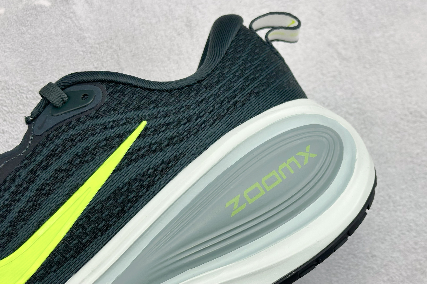 180 Nike Air Zoom Vomero Plus 耐克网面厚底气垫跑鞋 HV8150-300