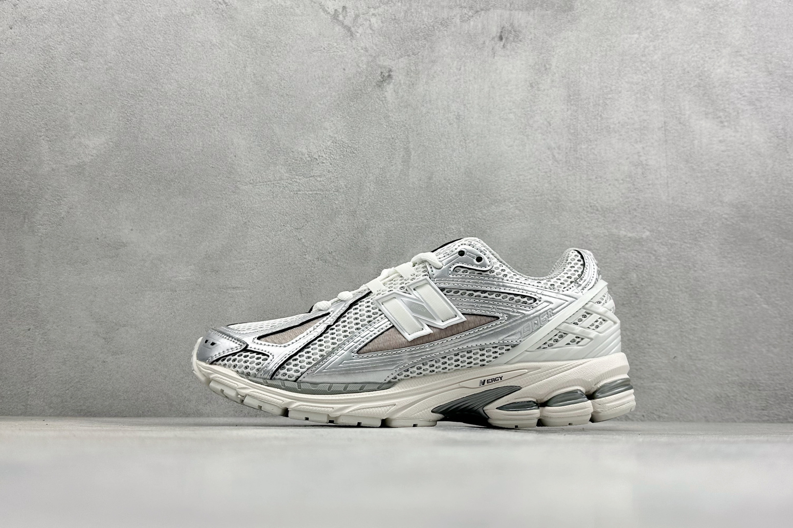 GS版New Balance M1906系列复古单品宝藏老爹鞋 复古元素叠加 M1906RCB GS版New Balance M1906系列复古单品宝藏老爹鞋 复古元素叠加 M1906RCB