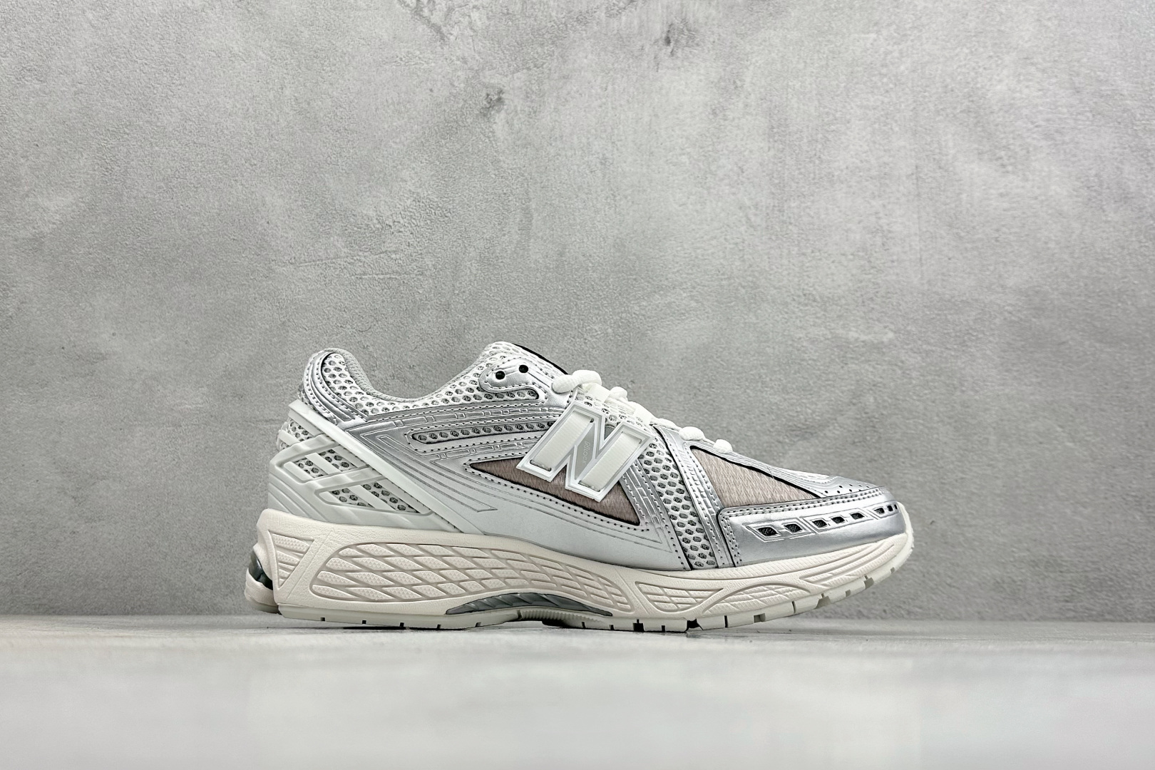 GS版New Balance M1906系列复古单品宝藏老爹鞋 复古元素叠加 M1906RCB GS版New Balance M1906系列复古单品宝藏老爹鞋 复古元素叠加 M1906RCB