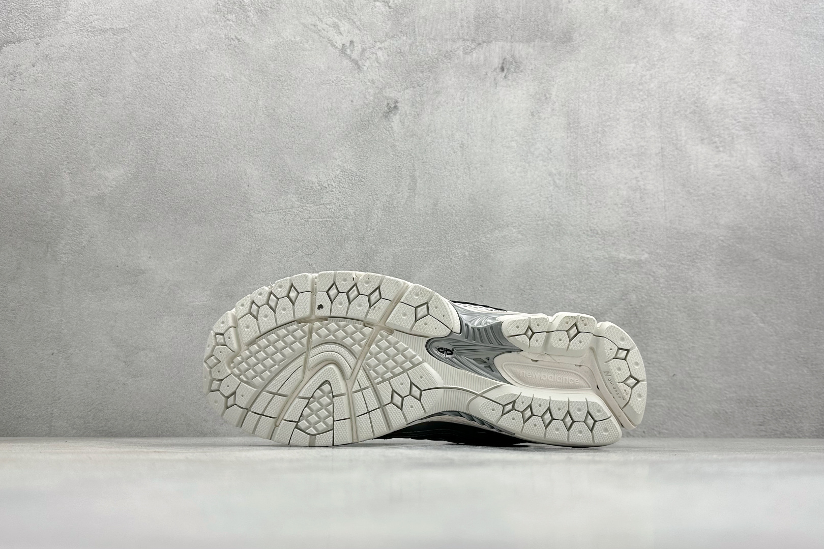 GS版New Balance M1906系列复古单品宝藏老爹鞋 复古元素叠加 M1906RCB GS版New Balance M1906系列复古单品宝藏老爹鞋 复古元素叠加 M1906RCB