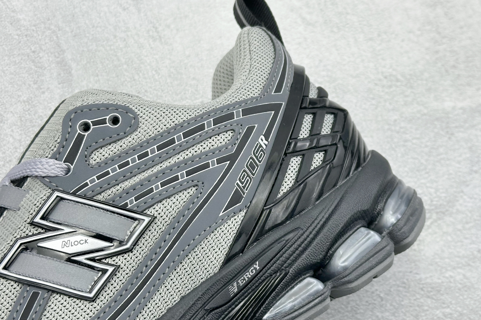 GS版New Balance M1906系列复古单品宝藏老爹鞋 复古元素叠加 M1906RHA GS版New Balance M1906系列复古单品宝藏老爹鞋 复古元素叠加 M1906RHA