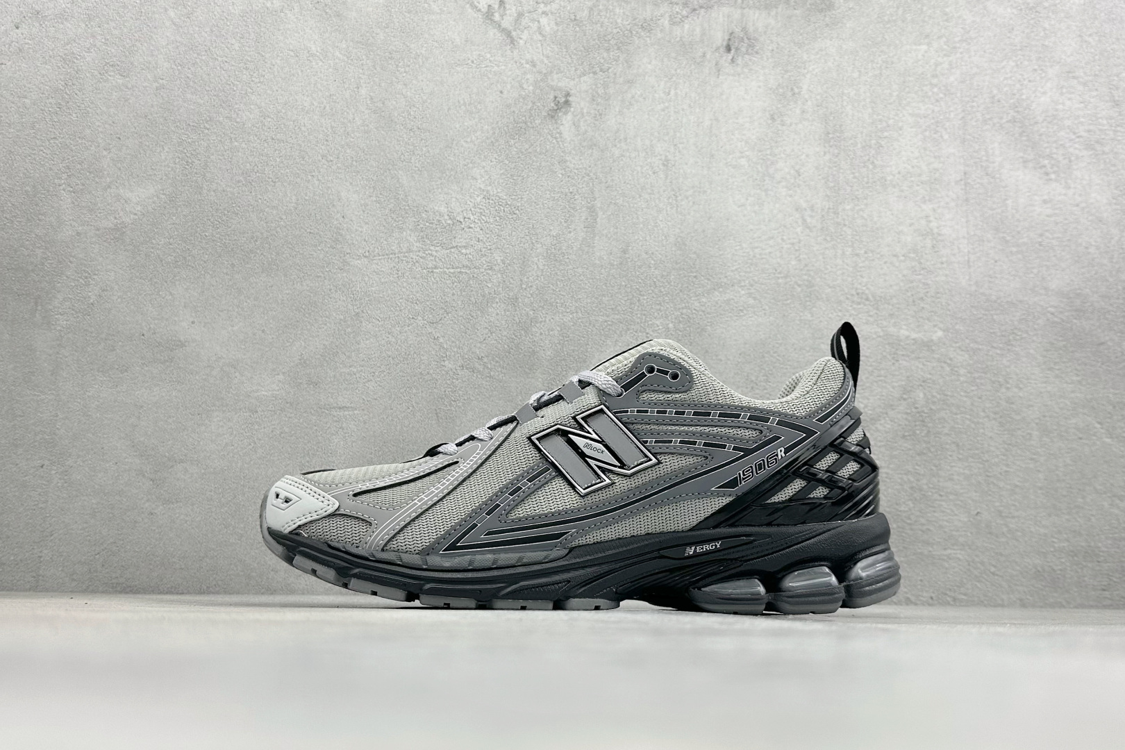 GS版New Balance M1906系列复古单品宝藏老爹鞋 复古元素叠加 M1906RHA GS版New Balance M1906系列复古单品宝藏老爹鞋 复古元素叠加 M1906RHA