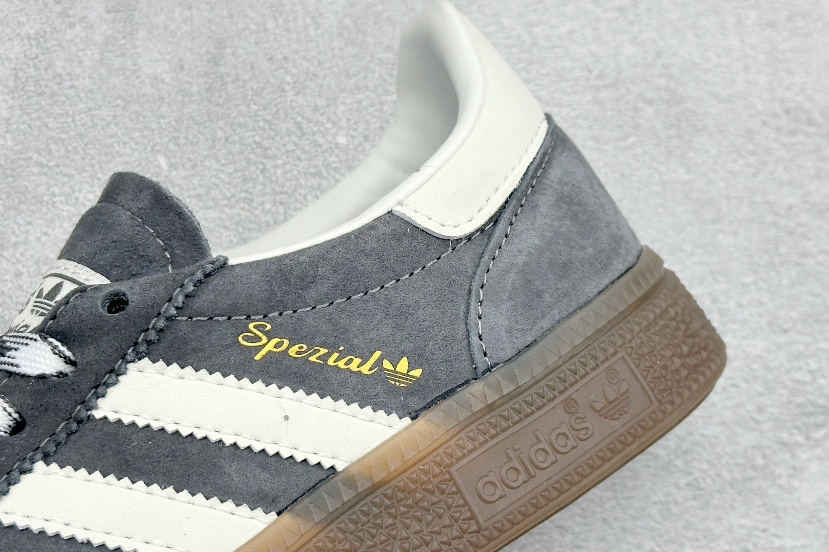 HZ版Adidas Handball Spezial 阿迪达斯经典复古休闲板鞋 KJ6303 HZ版Adidas Handball Spezial 阿迪达斯经典复古休闲板鞋 KJ6303