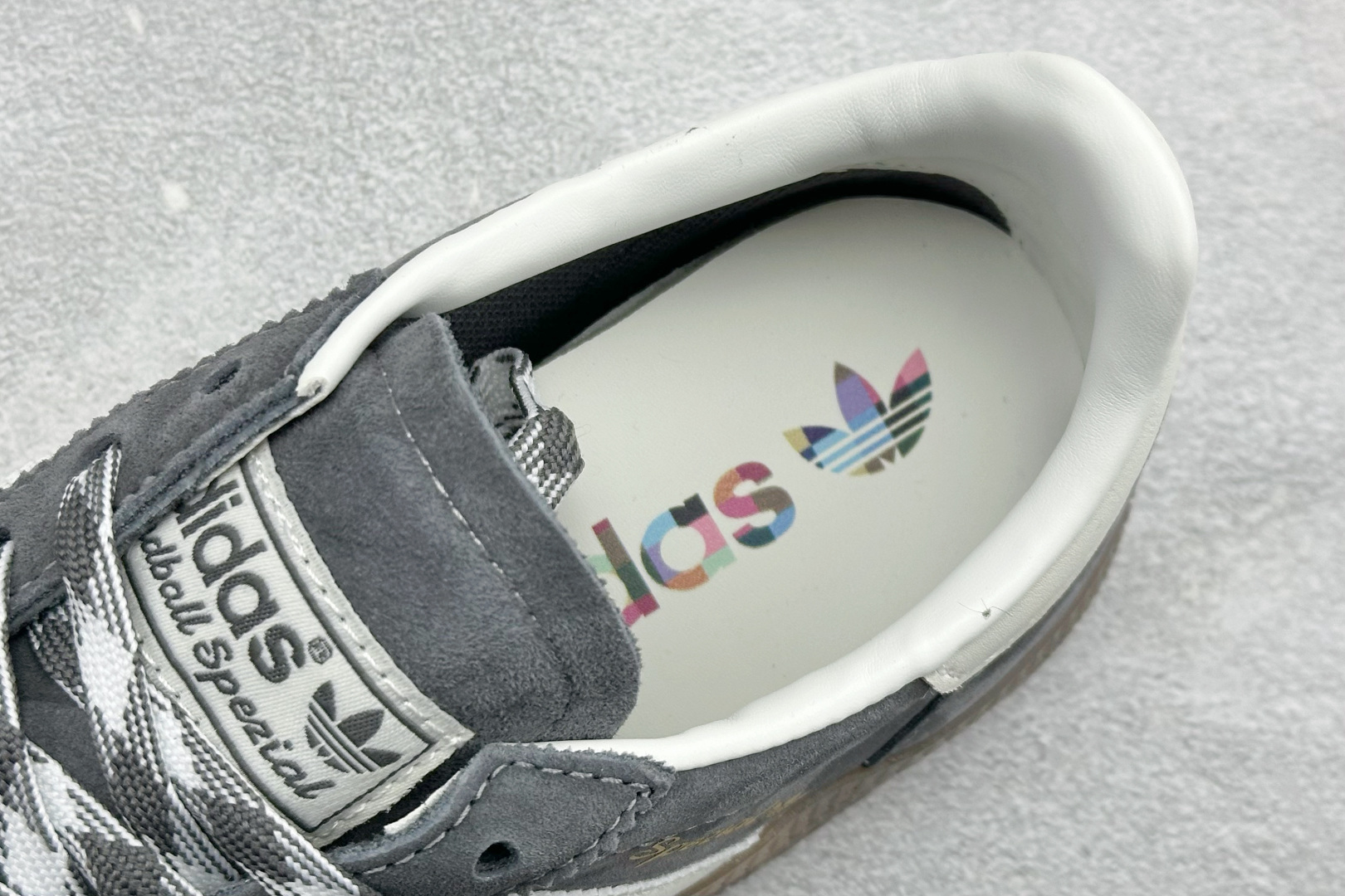 HZ版Adidas Handball Spezial 阿迪达斯经典复古休闲板鞋 KJ6303 HZ版Adidas Handball Spezial 阿迪达斯经典复古休闲板鞋 KJ6303