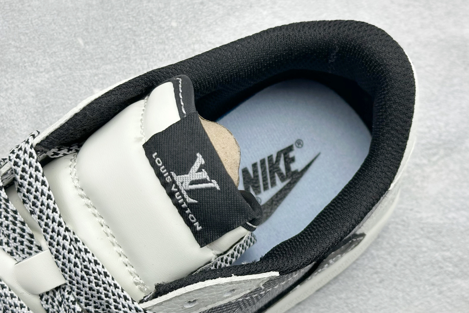 SC版Travis Scott x Jordan 1 Low LV联名-白灰格纹 倒勾低帮板鞋 DZ2688-013 SC版Travis Scott x Jordan 1 Low LV联名-白灰格纹 倒勾低帮板鞋 DZ2688-013