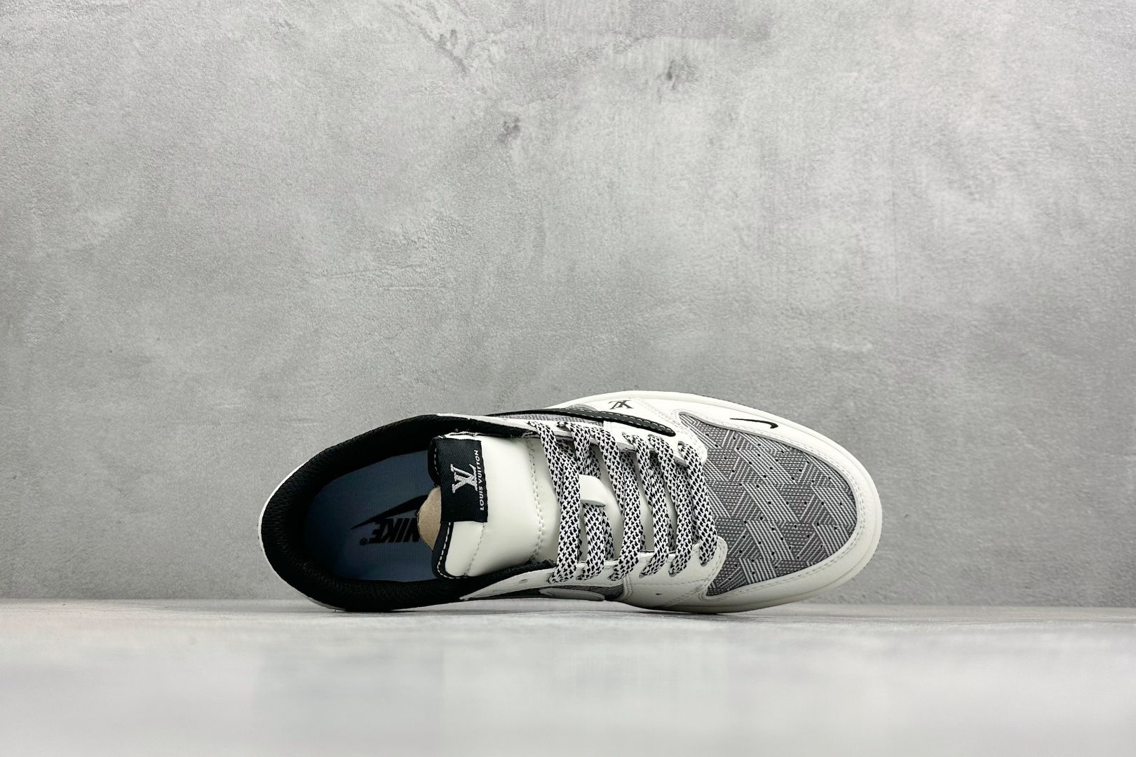 SC版Travis Scott x Jordan 1 Low LV联名-白灰格纹 倒勾低帮板鞋 DZ2688-013 SC版Travis Scott x Jordan 1 Low LV联名-白灰格纹 倒勾低帮板鞋 DZ2688-013