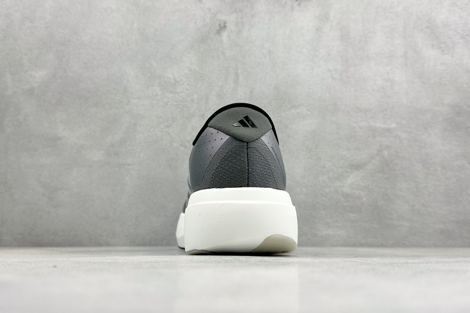 RS版 Adidas Adizero Evo SL 阿迪超轻透气缓震跑鞋整体外观造型与adiZero 