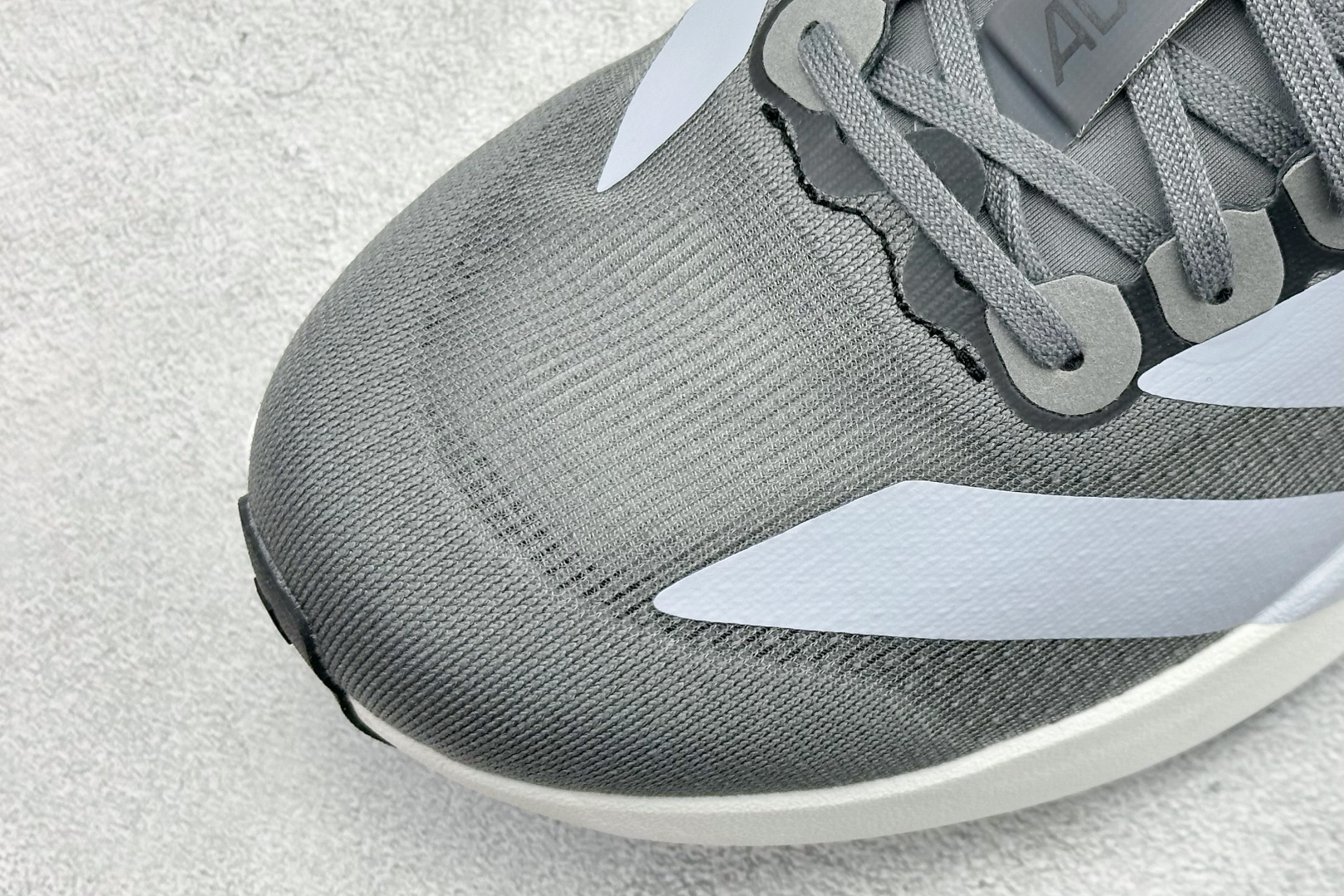 RS版 Adidas Adizero Evo SL 阿迪超轻透气缓震跑鞋整体外观造型与adiZero 