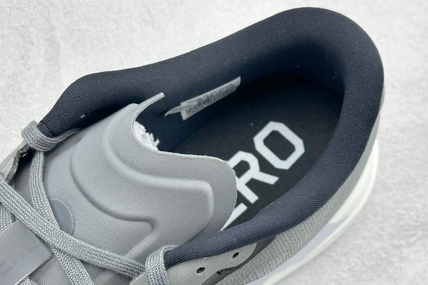 RS版 Adidas Adizero Evo SL 阿迪超轻透气缓震跑鞋整体外观造型与adiZero 
