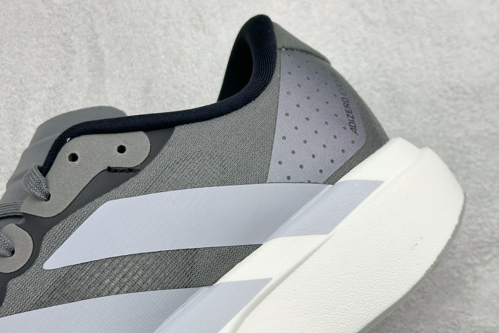 RS版 Adidas Adizero Evo SL 阿迪超轻透气缓震跑鞋整体外观造型与adiZero 