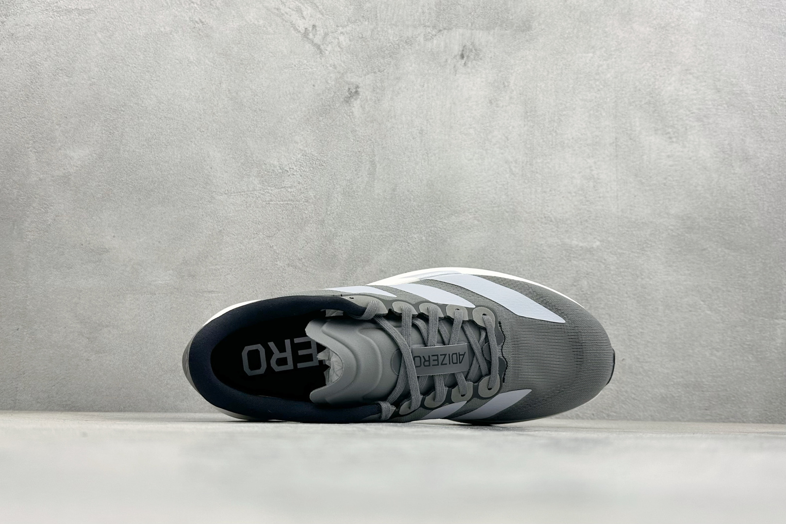 RS版 Adidas Adizero Evo SL 阿迪超轻透气缓震跑鞋整体外观造型与adiZero 