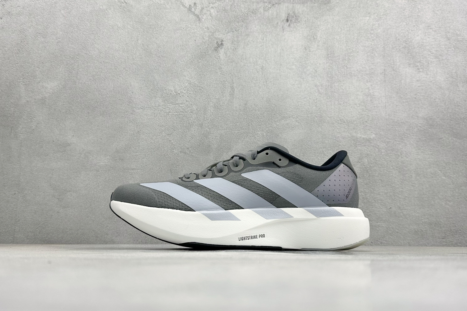 RS版 Adidas Adizero Evo SL 阿迪超轻透气缓震跑鞋整体外观造型与adiZero 