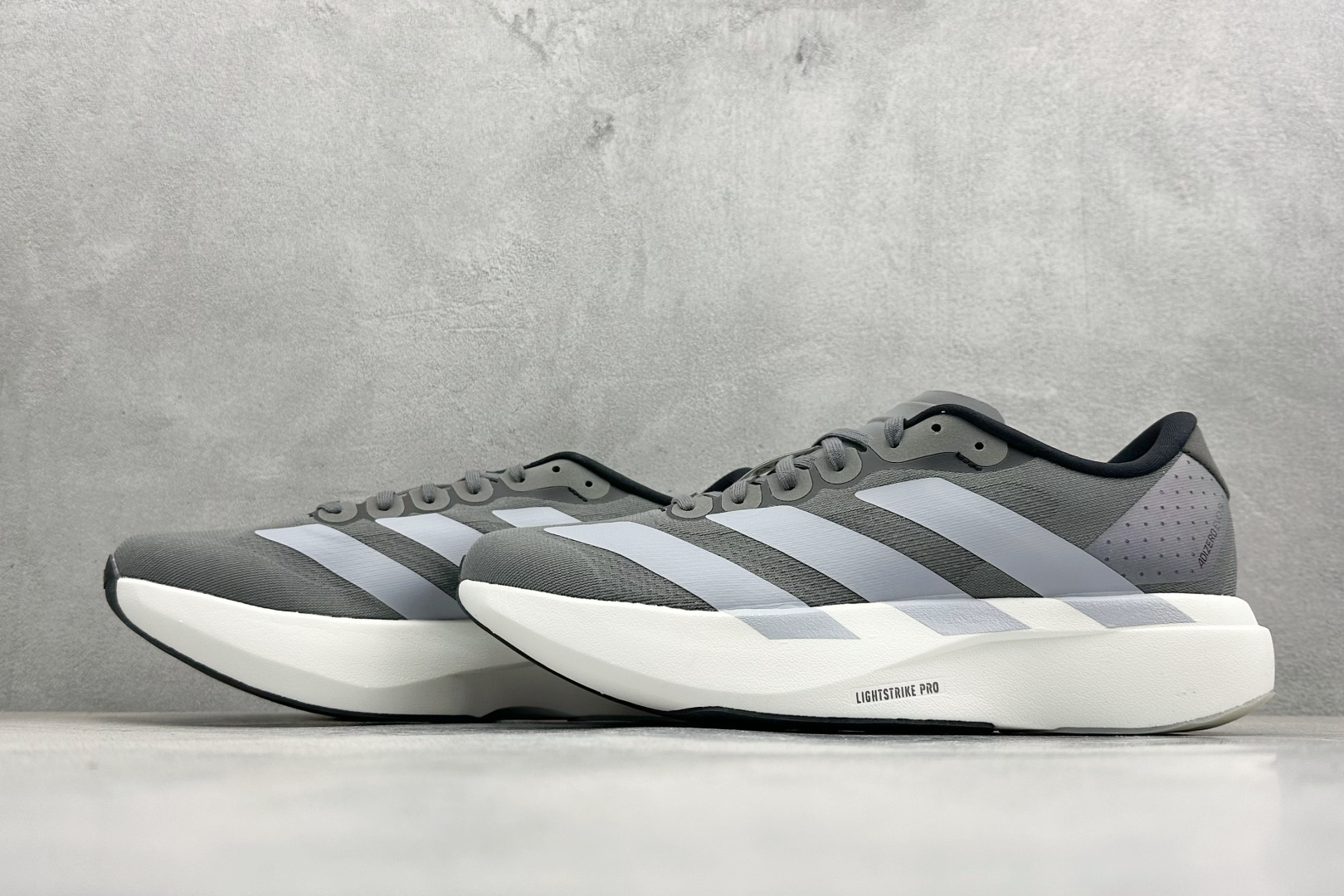 RS版 Adidas Adizero Evo SL 阿迪超轻透气缓震跑鞋整体外观造型与adiZero 