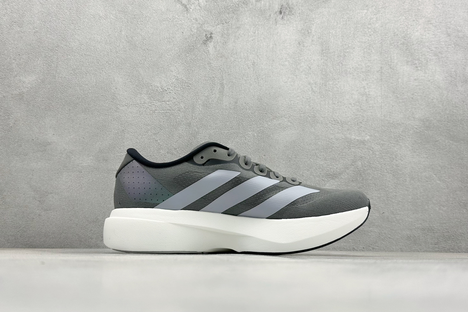 RS版 Adidas Adizero Evo SL 阿迪超轻透气缓震跑鞋整体外观造型与adiZero 