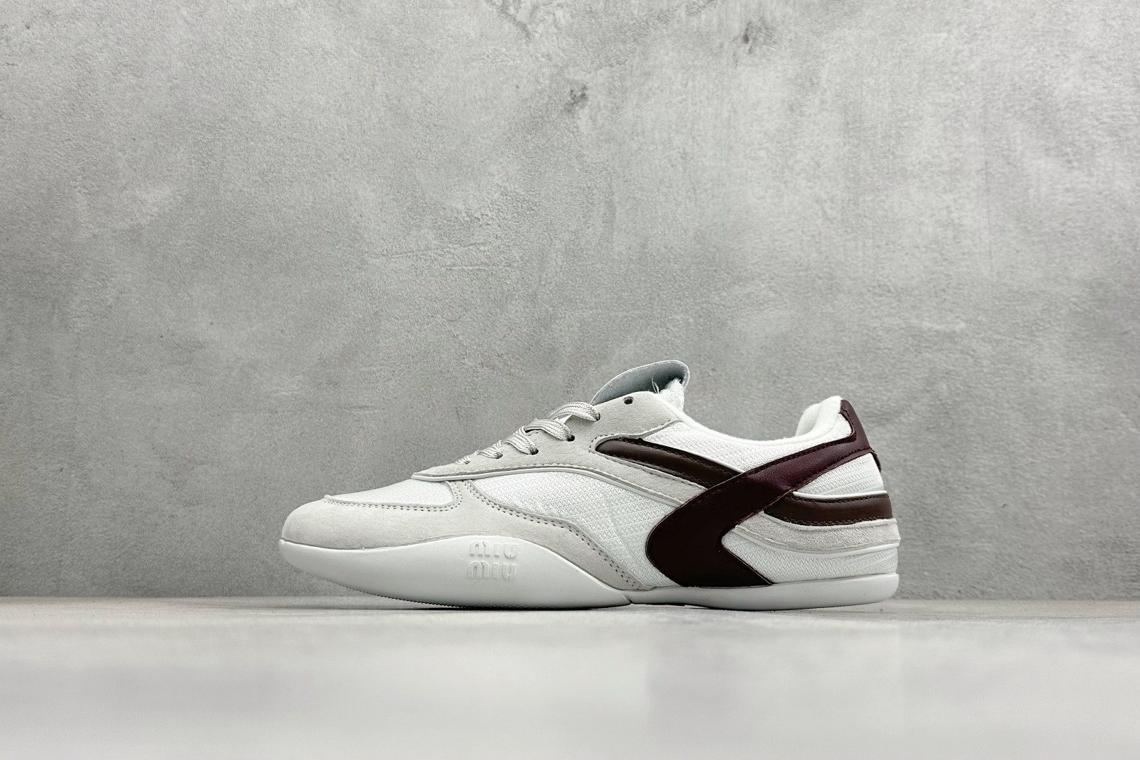 Miu Miu Gymnasium SS25春夏系列 缪缪绒面革圆头系带低帮生活休闲鞋 5E428E Miu Miu Gymnasium SS25春夏系列 缪缪绒面革圆头系带低帮生活休闲鞋 5E428E
