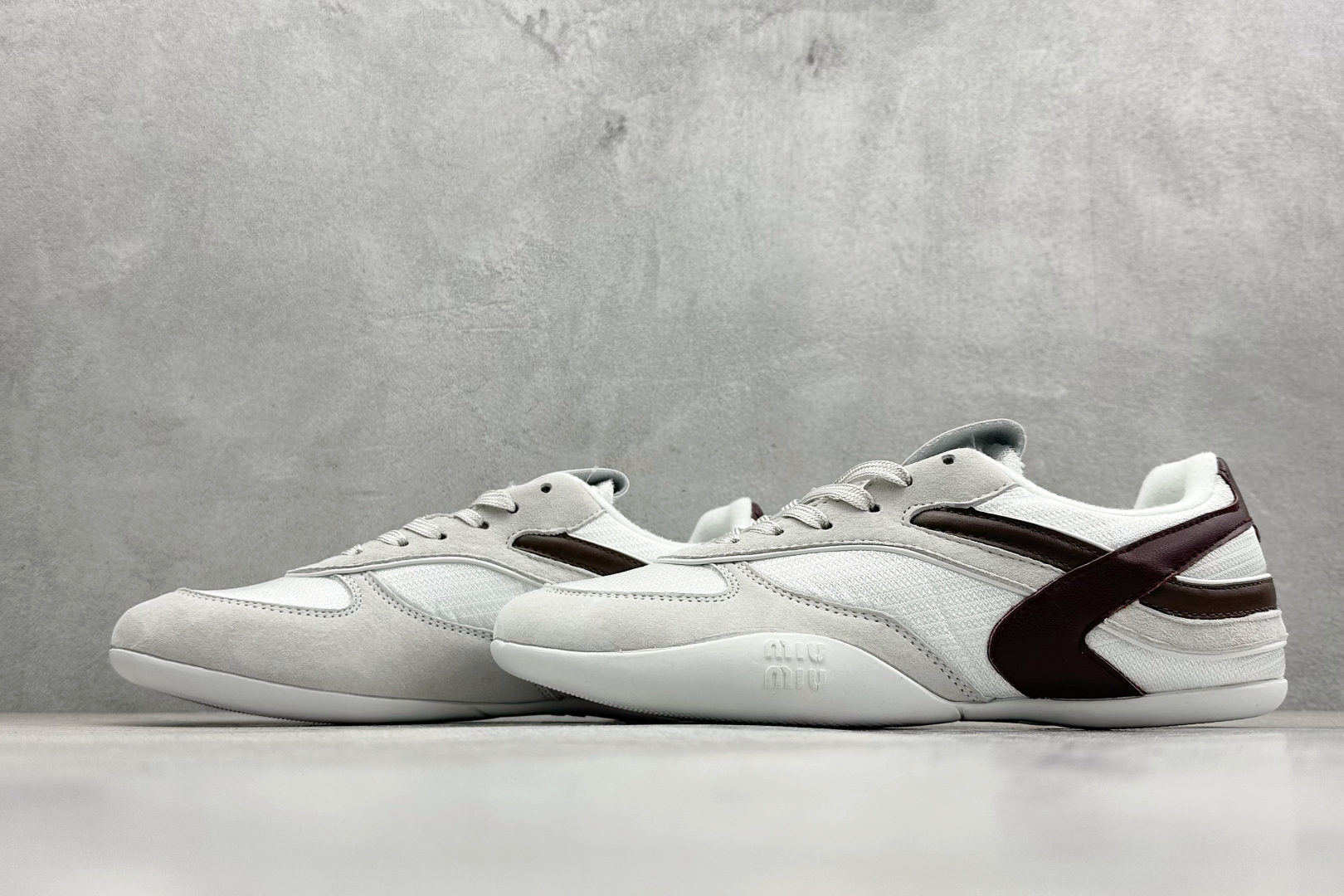 Miu Miu Gymnasium SS25春夏系列 缪缪绒面革圆头系带低帮生活休闲鞋 5E428E Miu Miu Gymnasium SS25春夏系列 缪缪绒面革圆头系带低帮生活休闲鞋 5E428E