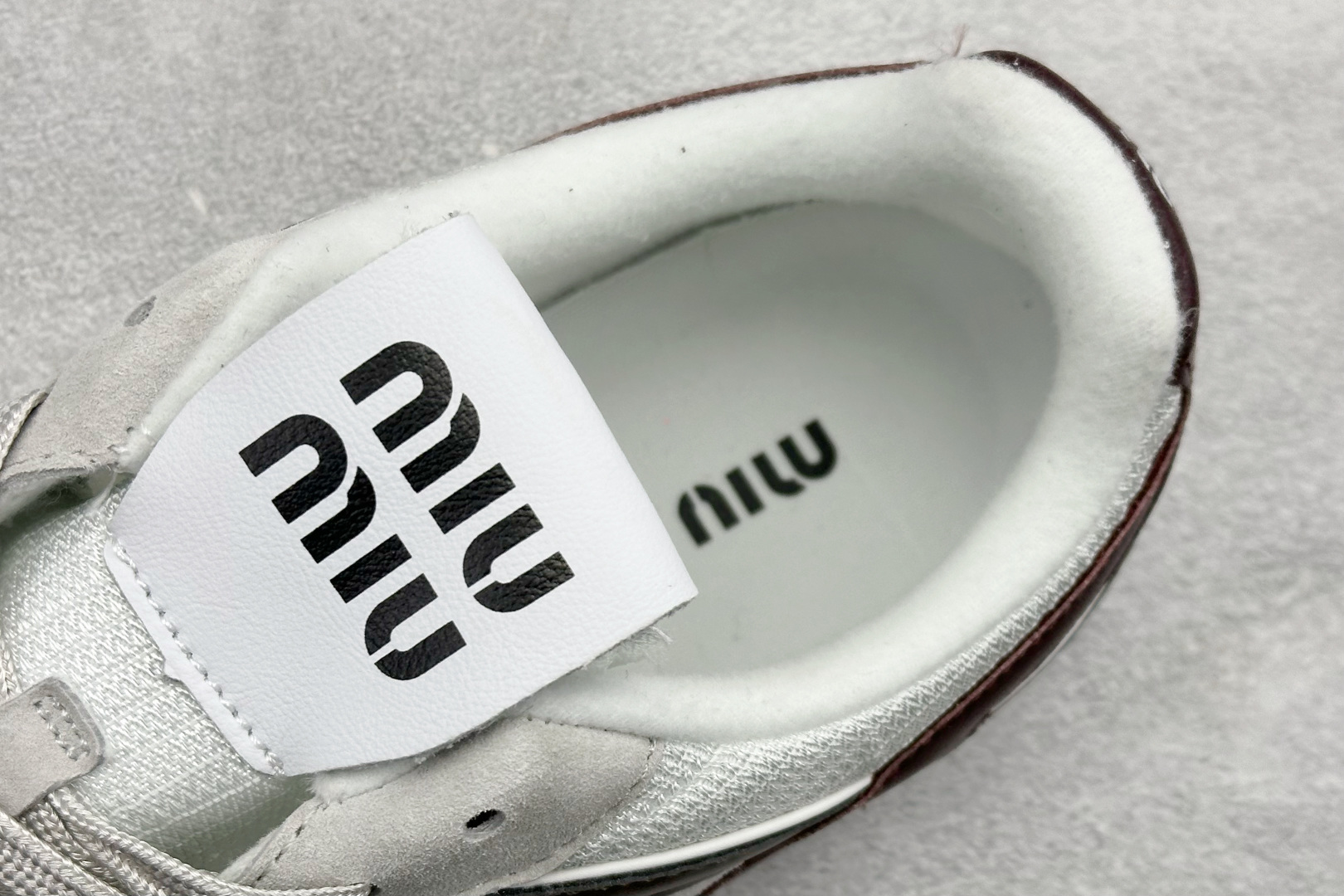 Miu Miu Gymnasium SS25春夏系列 缪缪绒面革圆头系带低帮生活休闲鞋 5E428E Miu Miu Gymnasium SS25春夏系列 缪缪绒面革圆头系带低帮生活休闲鞋 5E428E