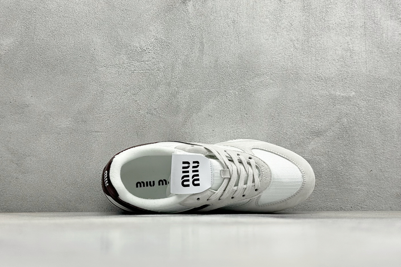 Miu Miu Gymnasium SS25春夏系列 缪缪绒面革圆头系带低帮生活休闲鞋 5E428E Miu Miu Gymnasium SS25春夏系列 缪缪绒面革圆头系带低帮生活休闲鞋 5E428E