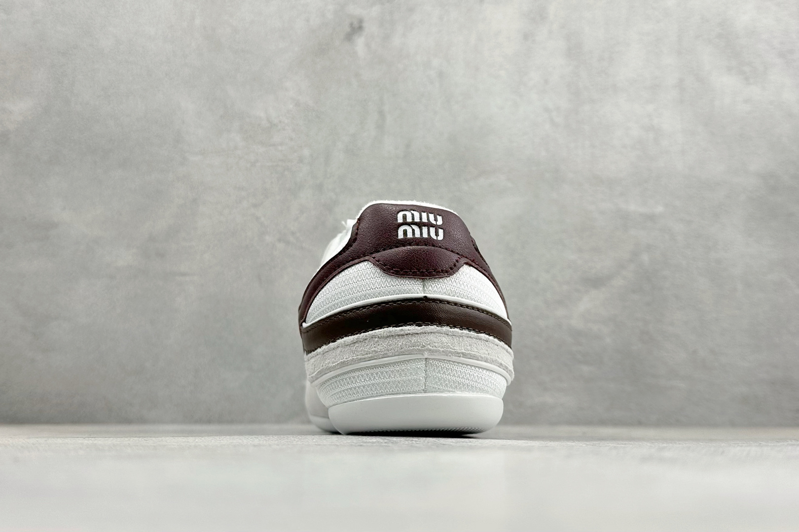 Miu Miu Gymnasium SS25春夏系列 缪缪绒面革圆头系带低帮生活休闲鞋 5E428E Miu Miu Gymnasium SS25春夏系列 缪缪绒面革圆头系带低帮生活休闲鞋 5E428E