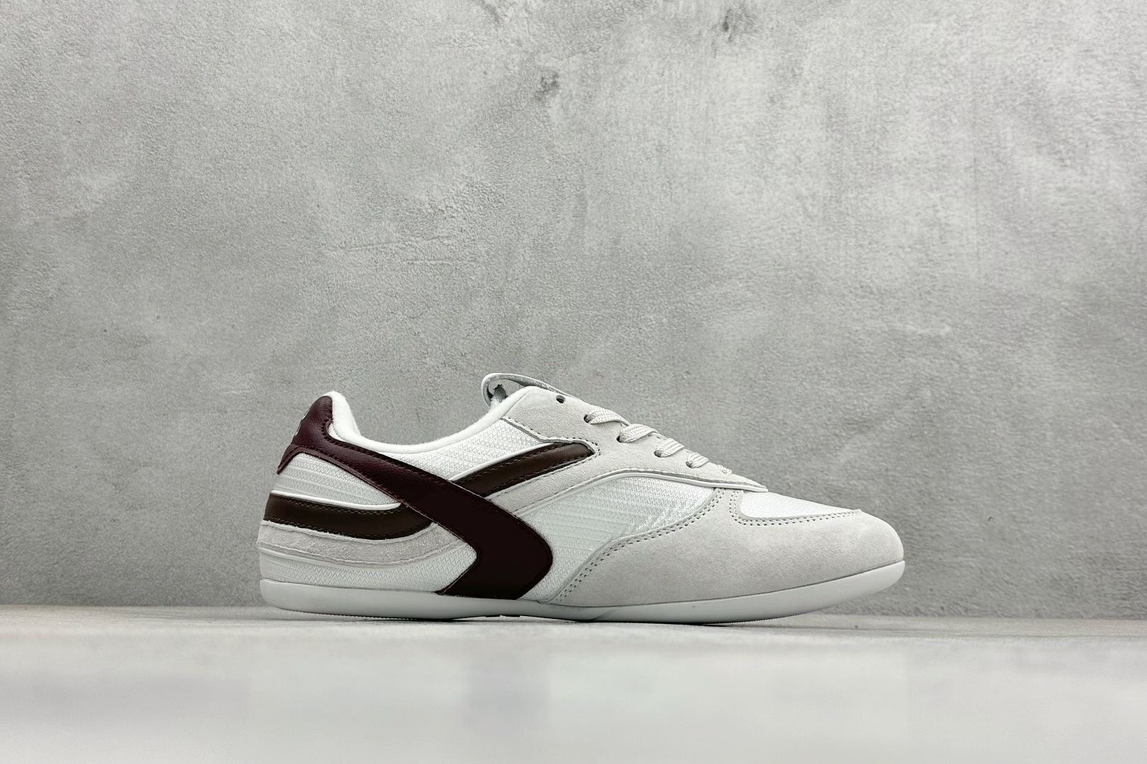Miu Miu Gymnasium SS25春夏系列 缪缪绒面革圆头系带低帮生活休闲鞋 5E428E Miu Miu Gymnasium SS25春夏系列 缪缪绒面革圆头系带低帮生活休闲鞋 5E428E