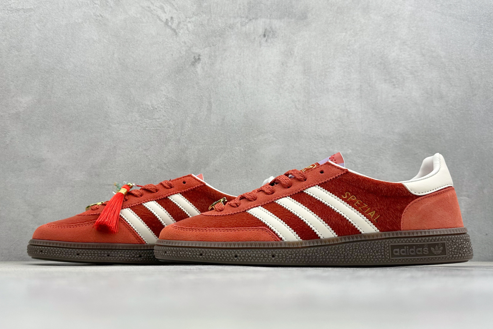 Adidas Handball Spezial 马年限定 阿迪达斯经典复古休闲板鞋 KJ6299 Adidas Handball Spezial 马年限定 阿迪达斯经典复古休闲板鞋 KJ6299