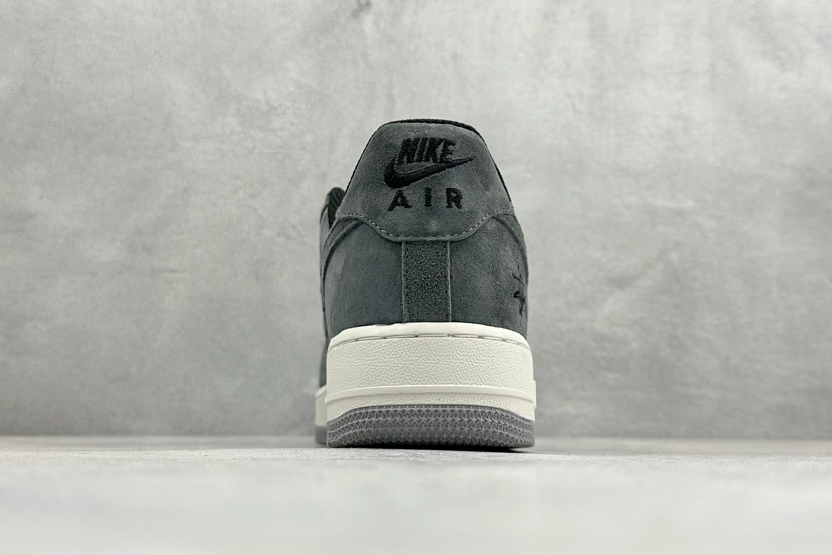 SC版Nike Air Force 1'07 Low 斯图西联名 炭灰雅白 空军一号低帮休闲板鞋 DV5477-401