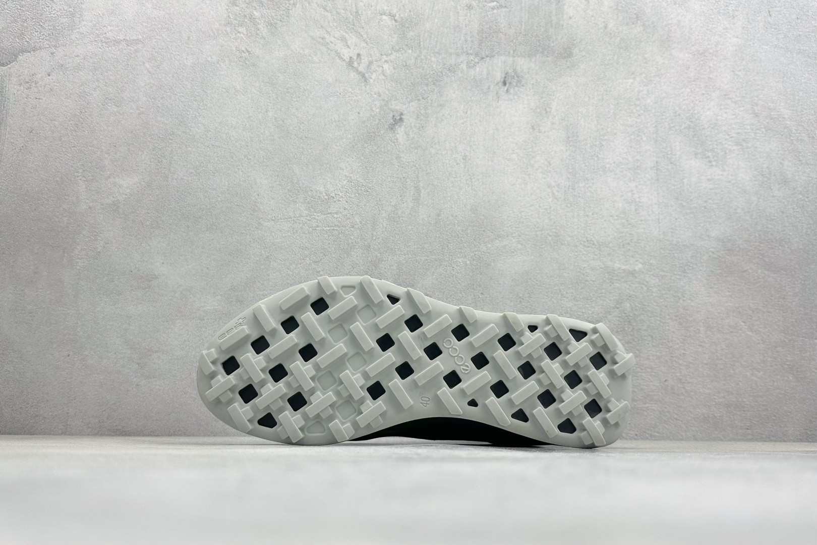 ECCO爱步运动鞋 BIOMC系列全新品质 透气轻便防滑缓震牛皮跑鞋健步 823804-505