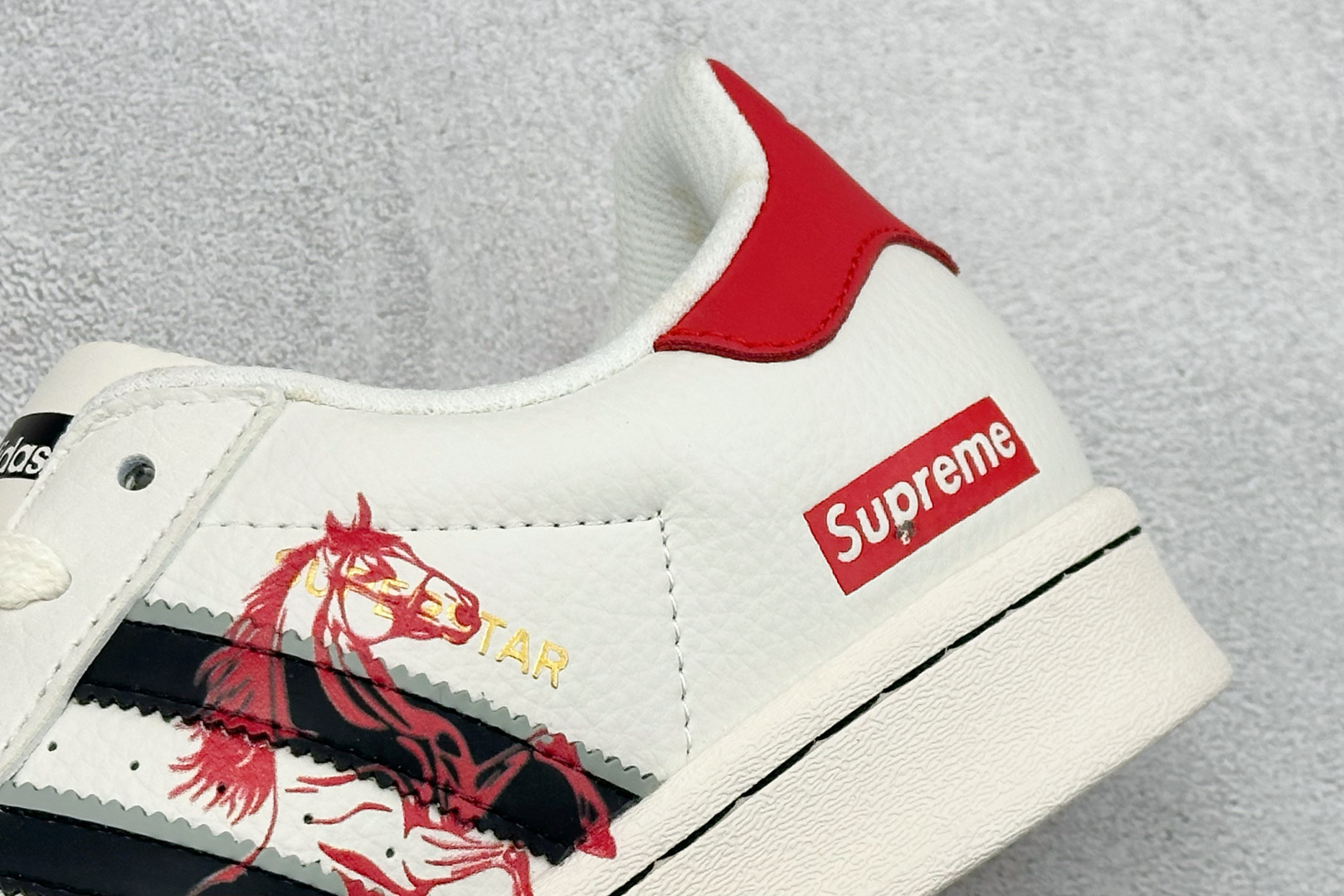 2026年新款限量发售Ad Superstar 定制配色 三叶草低帮休闲百搭贝壳头板鞋 “Supreme联名-马年限定” JX8905
