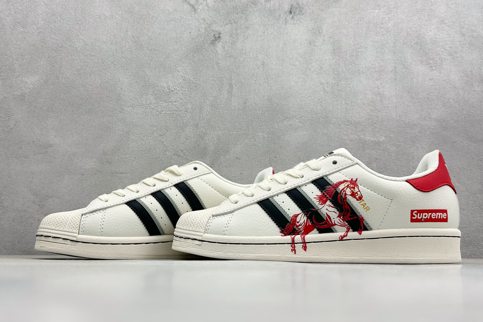 2026年新款限量发售Ad Superstar 定制配色 三叶草低帮休闲百搭贝壳头板鞋 “Supreme联名-马年限定” JX8905