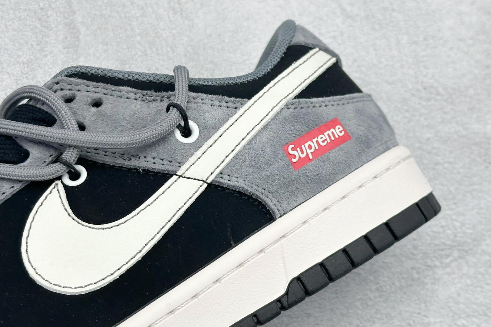 Nike SB Dunk Low Supreme联名 灰黑猪八革绑带 周年高端定制 低帮休闲板鞋 JP2026-101-High Quatity Cheap Brand wholesale wholesaler seller Clothes Bags handbags Sneakers Top Fashion Clothing Shoes from China Factory Chinese suppliers best Quality Beautiful Price Nike SB Dunk Low Supreme联名 灰黑猪八革绑带 周年高端定制 低帮休闲板鞋 JP2026-101