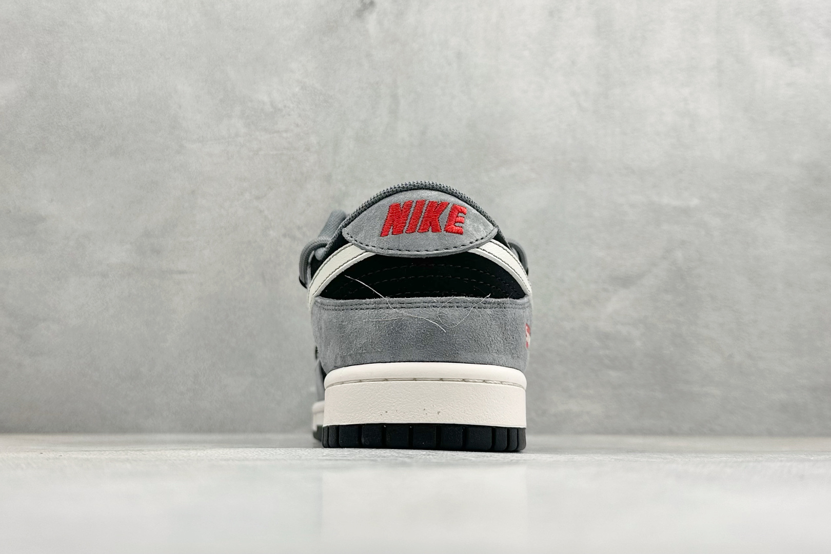 Nike SB Dunk Low Supreme联名 灰黑猪八革绑带 周年高端定制 低帮休闲板鞋 JP2026-101-High Quatity Cheap Brand wholesale wholesaler seller Clothes Bags handbags Sneakers Top Fashion Clothing Shoes from China Factory Chinese suppliers best Quality Beautiful Price Nike SB Dunk Low Supreme联名 灰黑猪八革绑带 周年高端定制 低帮休闲板鞋 JP2026-101