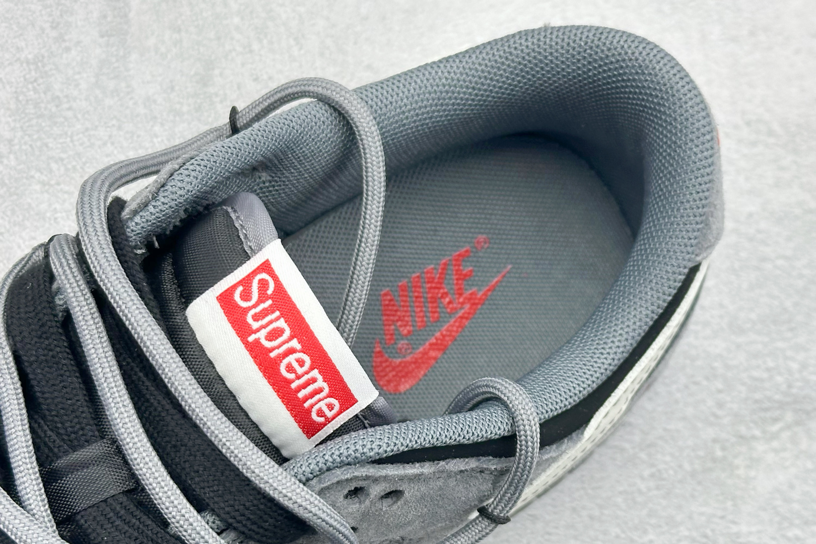 Nike SB Dunk Low Supreme联名 灰黑猪八革绑带 周年高端定制 低帮休闲板鞋 JP2026-101-High Quatity Cheap Brand wholesale wholesaler seller Clothes Bags handbags Sneakers Top Fashion Clothing Shoes from China Factory Chinese suppliers best Quality Beautiful Price Nike SB Dunk Low Supreme联名 灰黑猪八革绑带 周年高端定制 低帮休闲板鞋 JP2026-101
