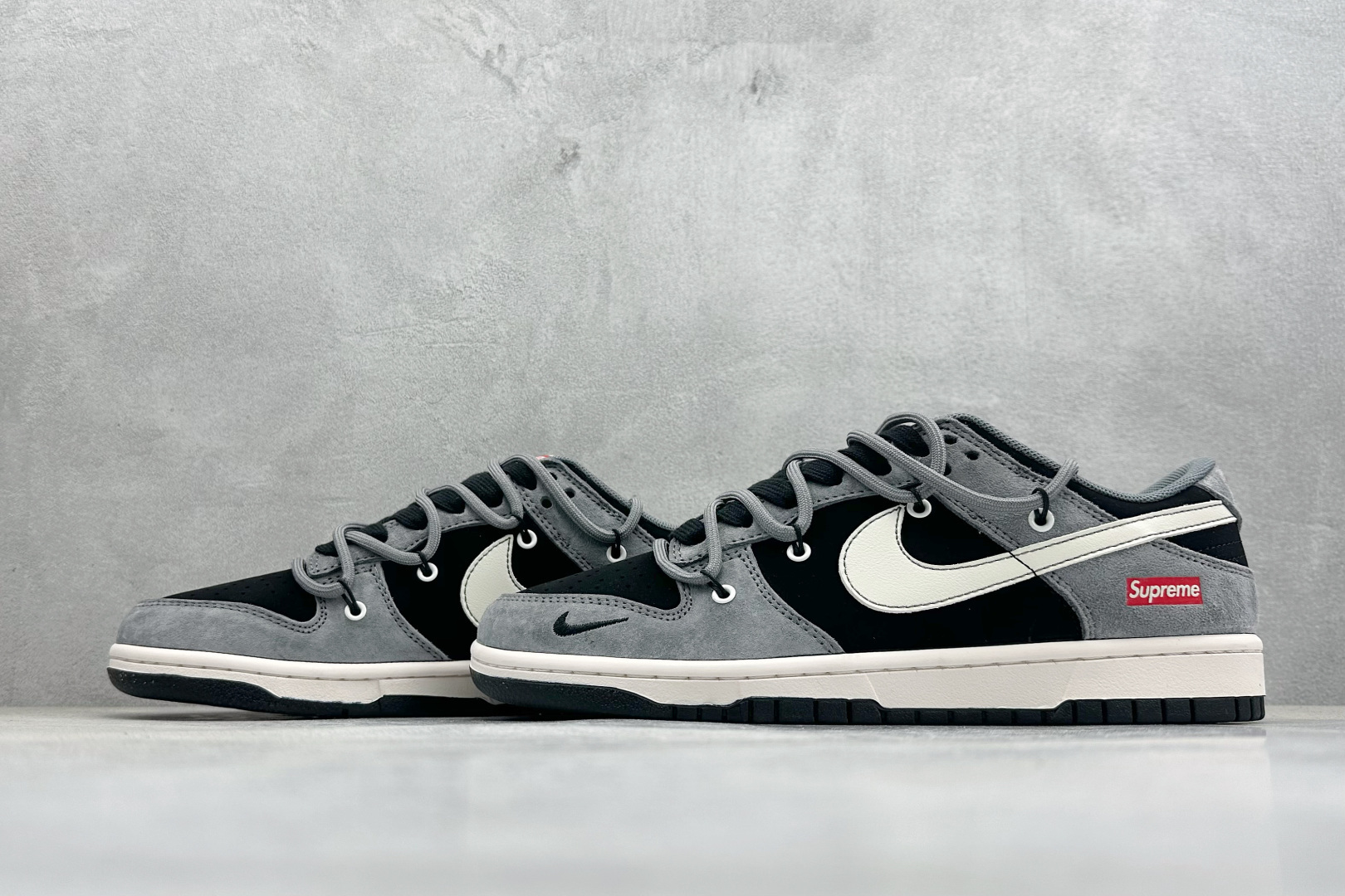 Nike SB Dunk Low Supreme联名 灰黑猪八革绑带 周年高端定制 低帮休闲板鞋 JP2026-101-High Quatity Cheap Brand wholesale wholesaler seller Clothes Bags handbags Sneakers Top Fashion Clothing Shoes from China Factory Chinese suppliers best Quality Beautiful Price Nike SB Dunk Low Supreme联名 灰黑猪八革绑带 周年高端定制 低帮休闲板鞋 JP2026-101