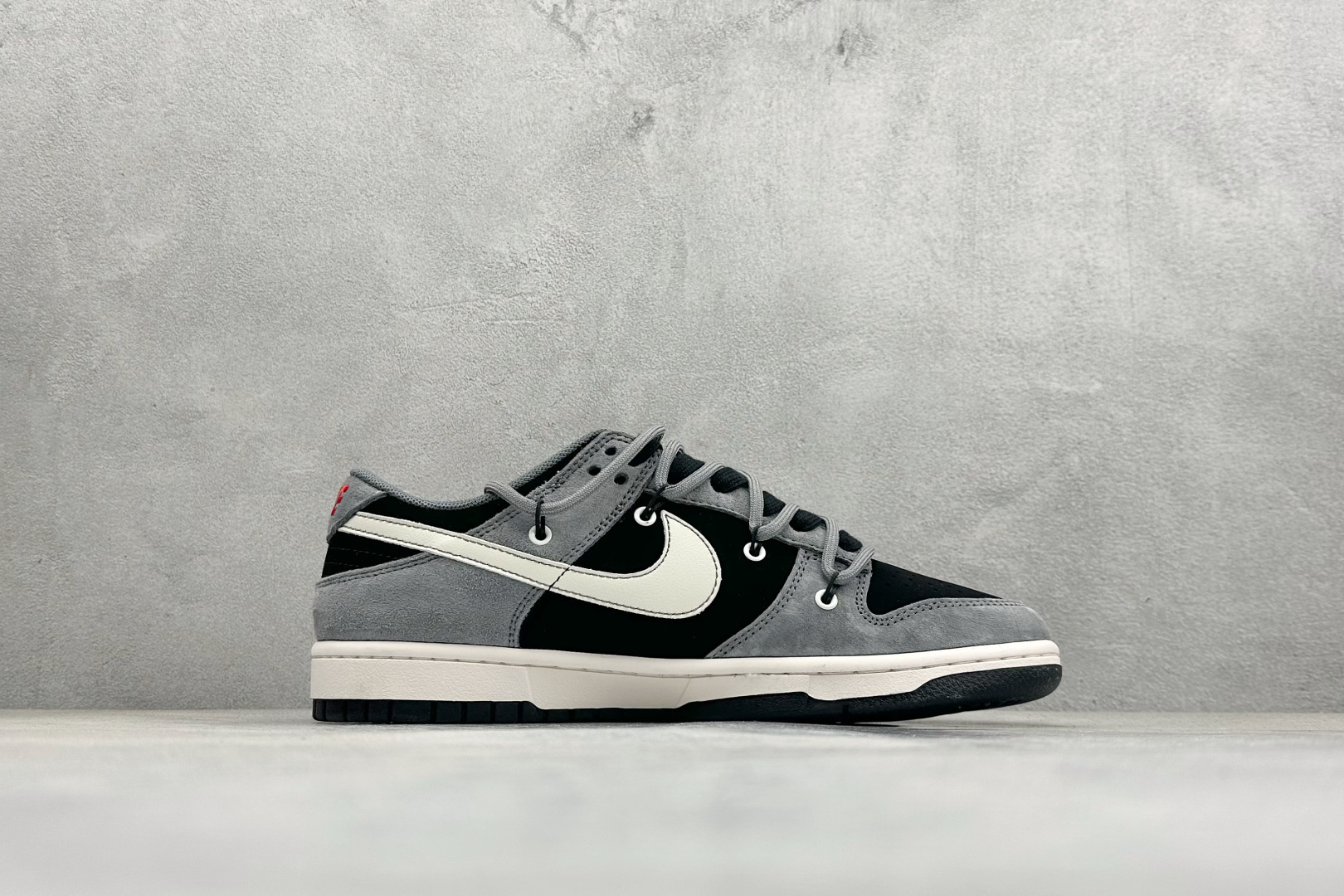 Nike SB Dunk Low Supreme联名 灰黑猪八革绑带 周年高端定制 低帮休闲板鞋 JP2026-101-High Quatity Cheap Brand wholesale wholesaler seller Clothes Bags handbags Sneakers Top Fashion Clothing Shoes from China Factory Chinese suppliers best Quality Beautiful Price Nike SB Dunk Low Supreme联名 灰黑猪八革绑带 周年高端定制 低帮休闲板鞋 JP2026-101