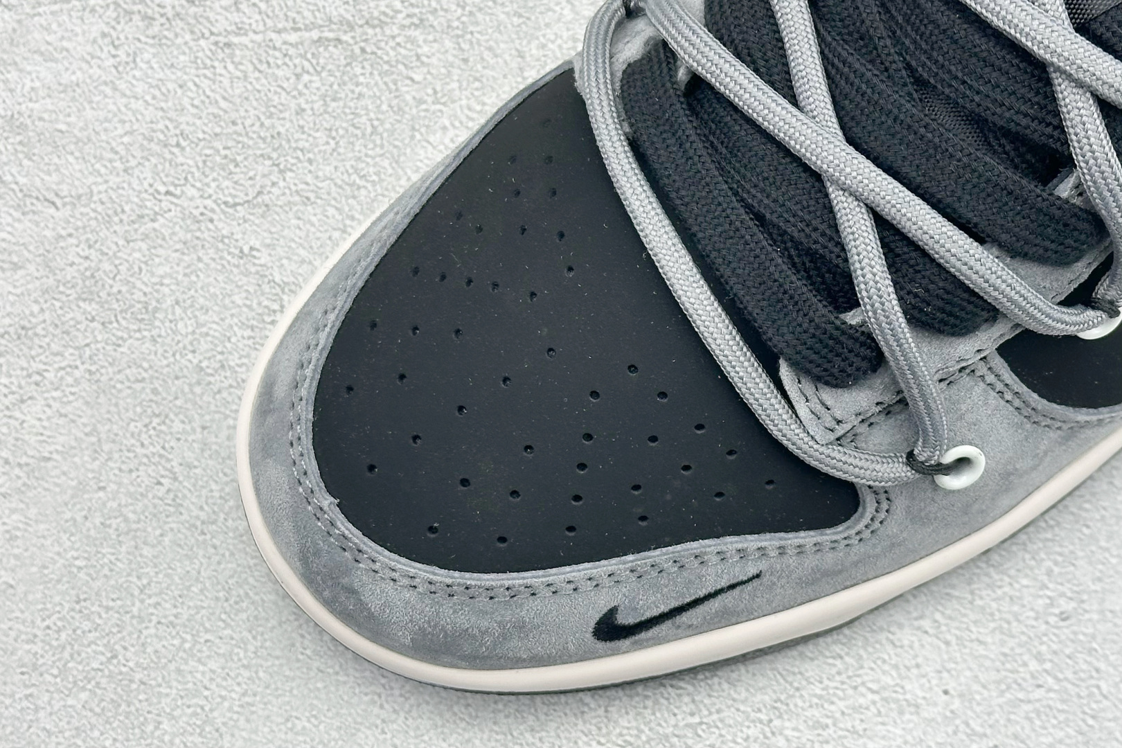 Nike SB Dunk Low Supreme联名 灰黑猪八革绑带 周年高端定制 低帮休闲板鞋 JP2026-101-High Quatity Cheap Brand wholesale wholesaler seller Clothes Bags handbags Sneakers Top Fashion Clothing Shoes from China Factory Chinese suppliers best Quality Beautiful Price Nike SB Dunk Low Supreme联名 灰黑猪八革绑带 周年高端定制 低帮休闲板鞋 JP2026-101