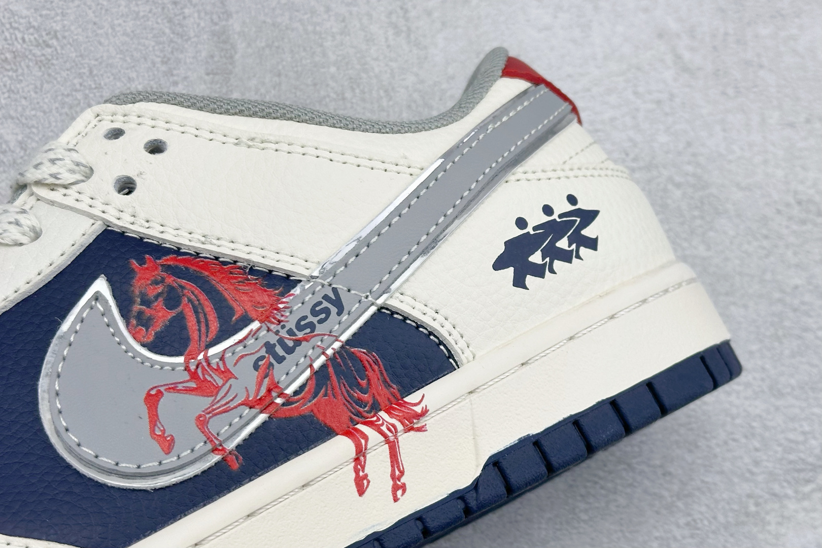 2026年新款限量发售 Nike SB Dunk Low“ 马年限定—汗血宝马” 周年高端定制 低帮休闲板鞋 SD6888-107-High Quatity Cheap Brand wholesale wholesaler seller Clothes Bags handbags Sneakers Top Fashion Clothing Shoes from China Factory Chinese suppliers best Quality Beautiful Price 2026年新款限量发售 Nike SB Dunk Low“ 马年限定—汗血宝马” 周年高端定制 低帮休闲板鞋 SD6888-107