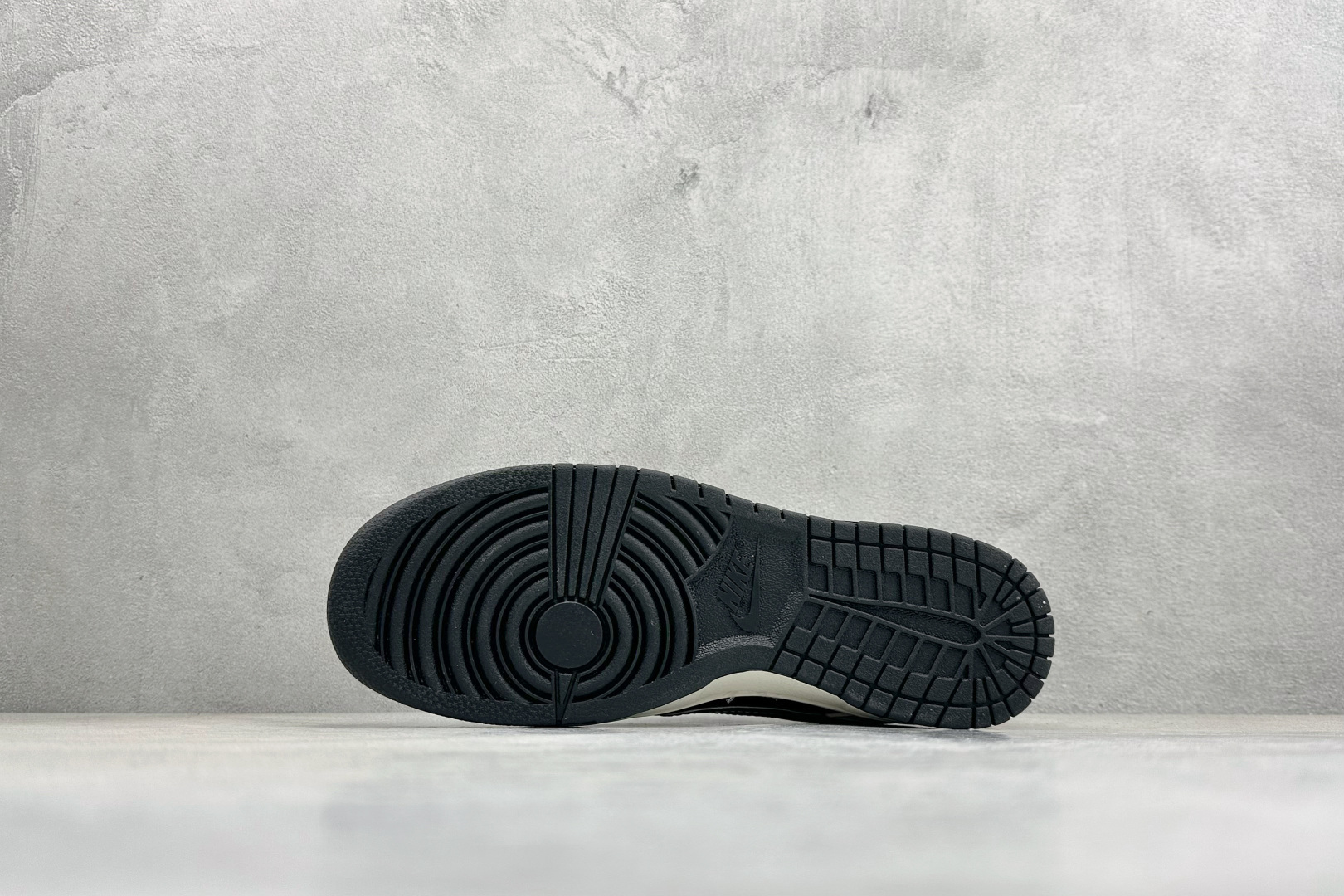 💰250    ❗️新品上架
【公司级B版】
NK SB Dunk Low 低帮路易威登联名白黑格子
货号：TX1688-004
Size: 36 36.5 37.5 38 38.5 39 40 40.5 41 42 42.5 43 44 44.5 45