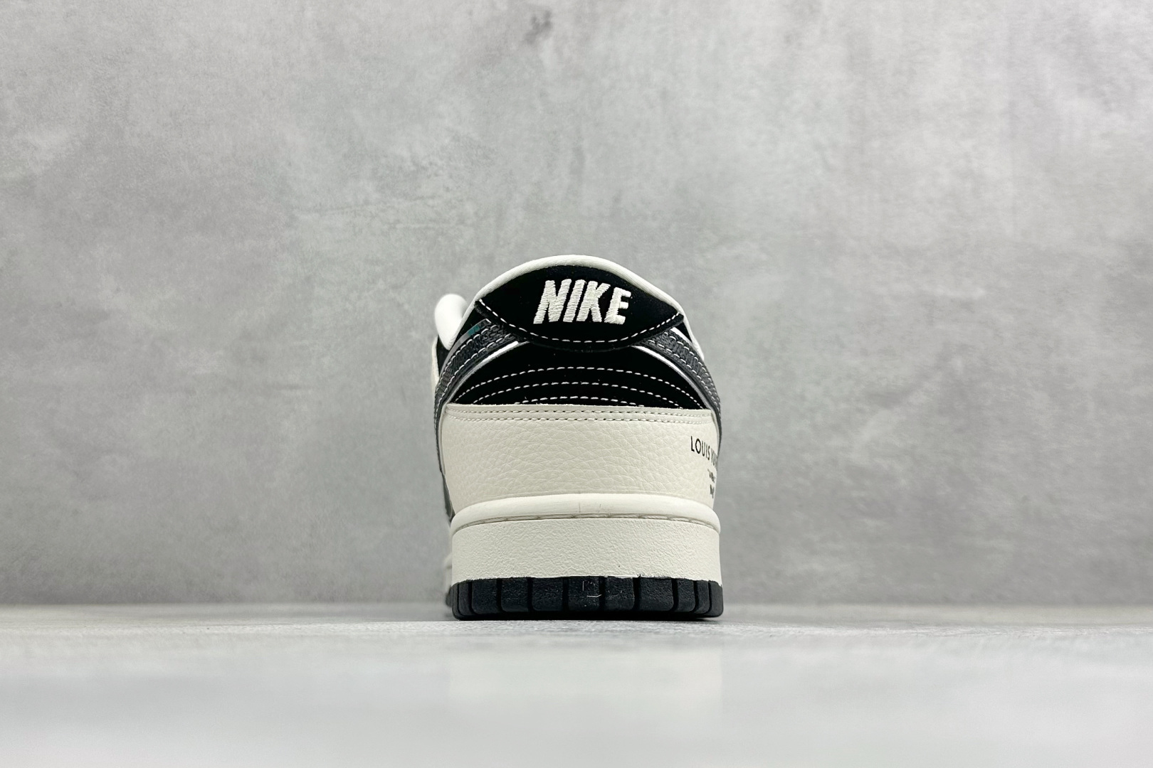 💰250    ❗️新品上架
【公司级B版】
NK SB Dunk Low 低帮路易威登联名白黑格子
货号：TX1688-004
Size: 36 36.5 37.5 38 38.5 39 40 40.5 41 42 42.5 43 44 44.5 45