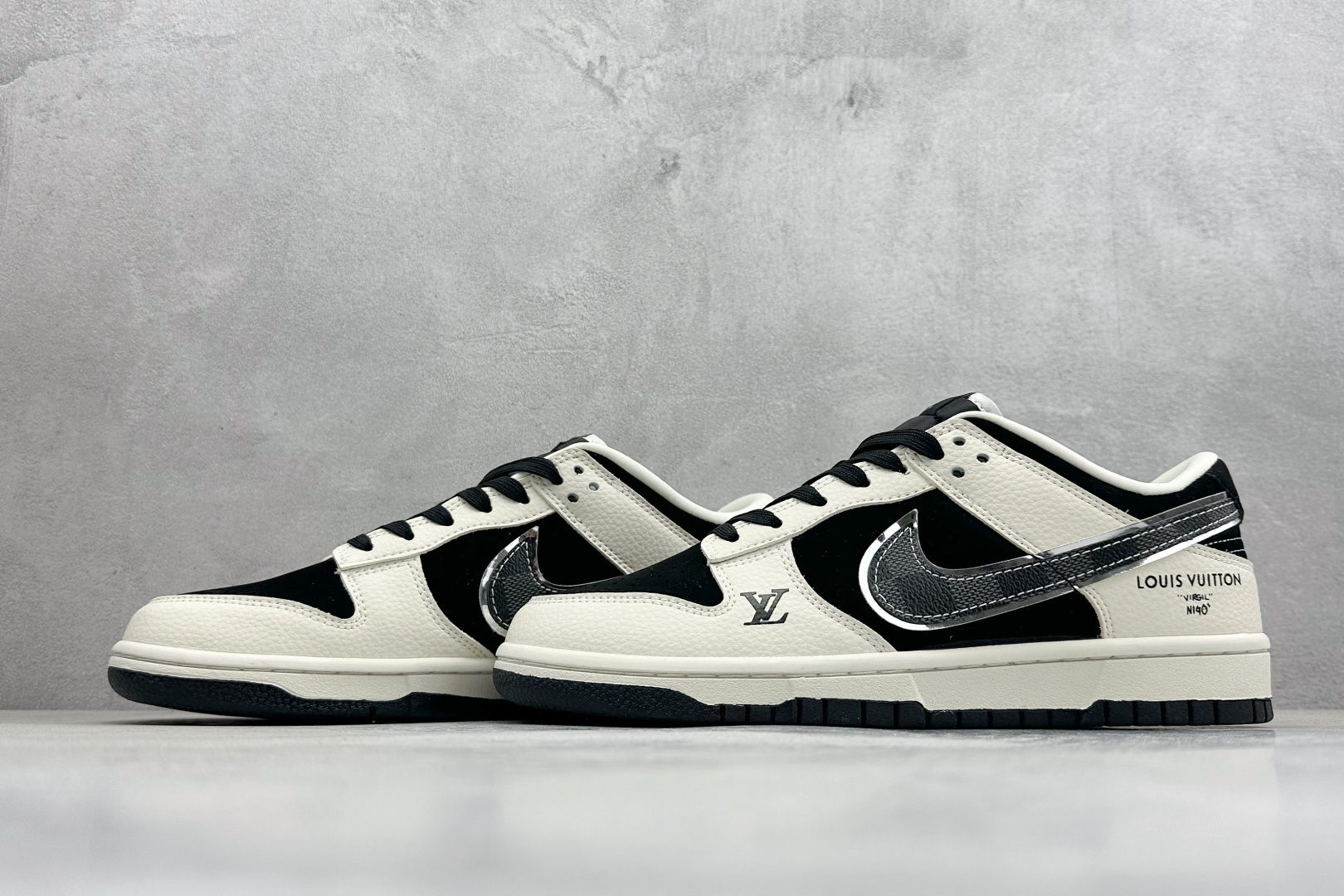 💰250    ❗️新品上架
【公司级B版】
NK SB Dunk Low 低帮路易威登联名白黑格子
货号：TX1688-004
Size: 36 36.5 37.5 38 38.5 39 40 40.5 41 42 42.5 43 44 44.5 45