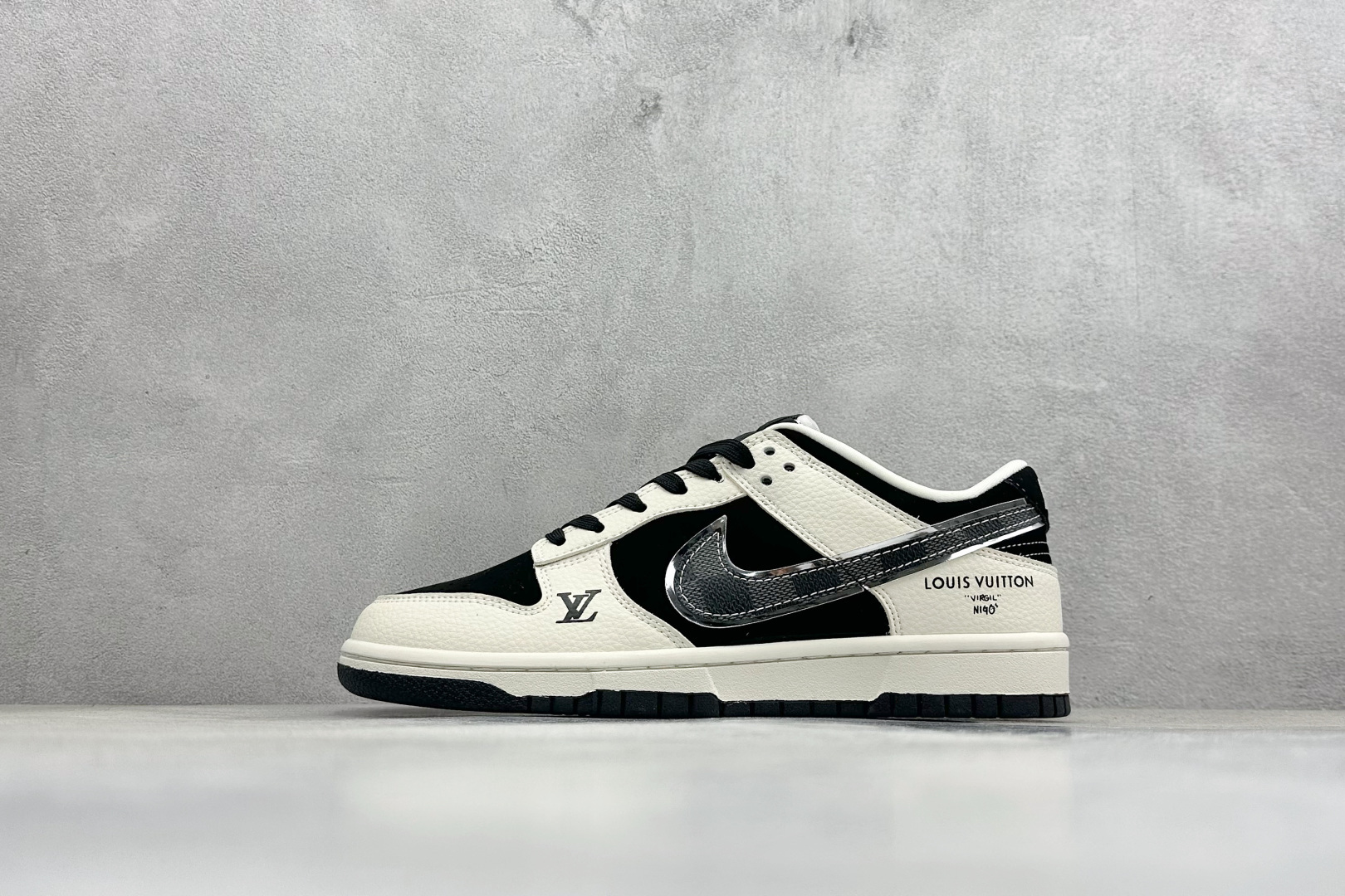 💰250    ❗️新品上架
【公司级B版】
NK SB Dunk Low 低帮路易威登联名白黑格子
货号：TX1688-004
Size: 36 36.5 37.5 38 38.5 39 40 40.5 41 42 42.5 43 44 44.5 45