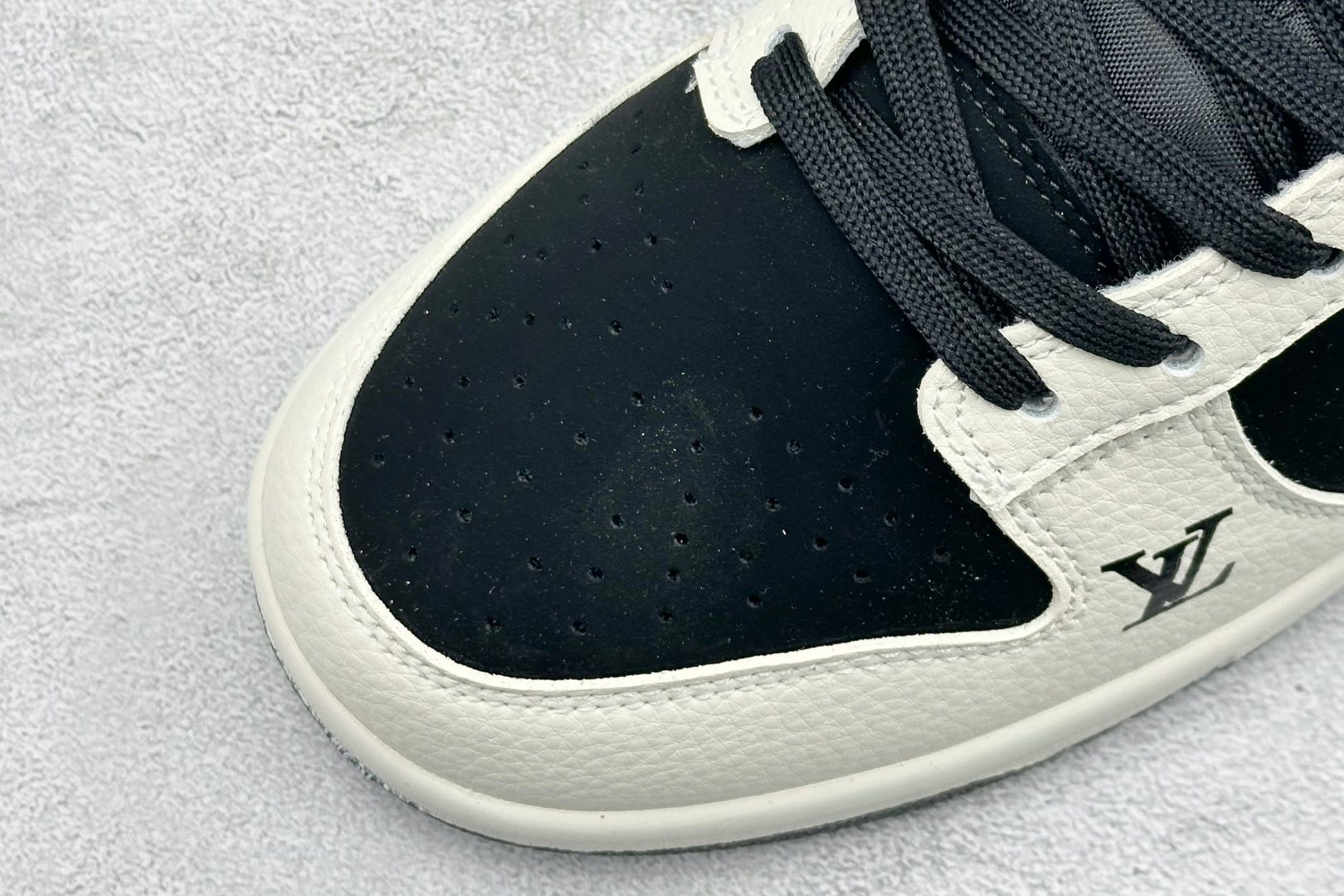 Nike SB Dunk Low “路易威登联名------白黑格子” 高端定制 低帮休闲板鞋 TX1688-004
