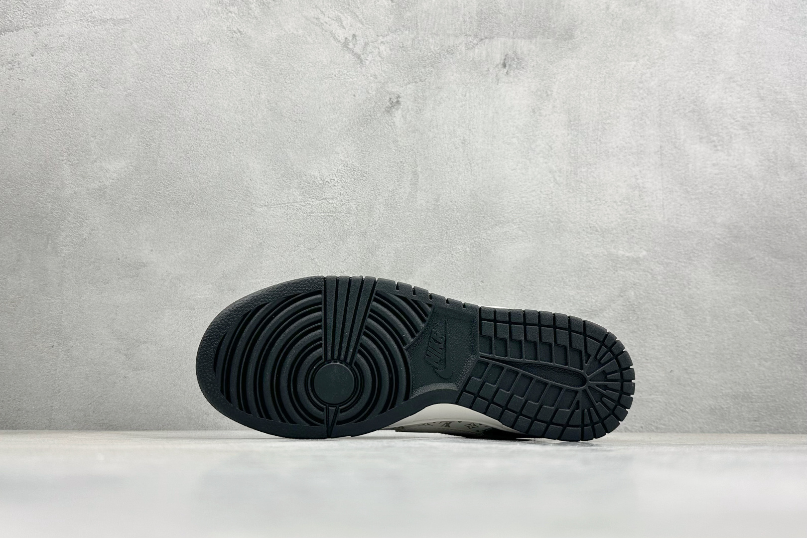 黑白奢潮 板鞋新标杆｜Nike Dunk Low x LV定制款 KG6699-F02