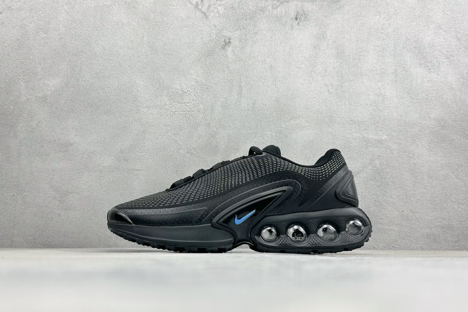 💰160    ❗️新品上架
【YH版本】
NK Air Max Dn 网布低帮黑蓝
今年 Air Max Day，搭载 “Dynamic Air”技术的 Nike Air Max Dn 首次亮相，四个分区圆形开窗气垫带来极高的辨识度。采用“Dynamic Air”技术加持，不仅具备着充满科技感的外观，更具备着优越的穿着质感。TPU 拱形稳定片为中足提供结构支撑，搭配后跟 TPU 贴片起到支撑跟腱的作用。注入式 Phylon 泡绵包裹 Air 气垫单元，适合街头行走的橡胶大底则包裹足跟部位，提供抓地力和耐穿性。
货号：IH4463-001
尺码：36-45没半码