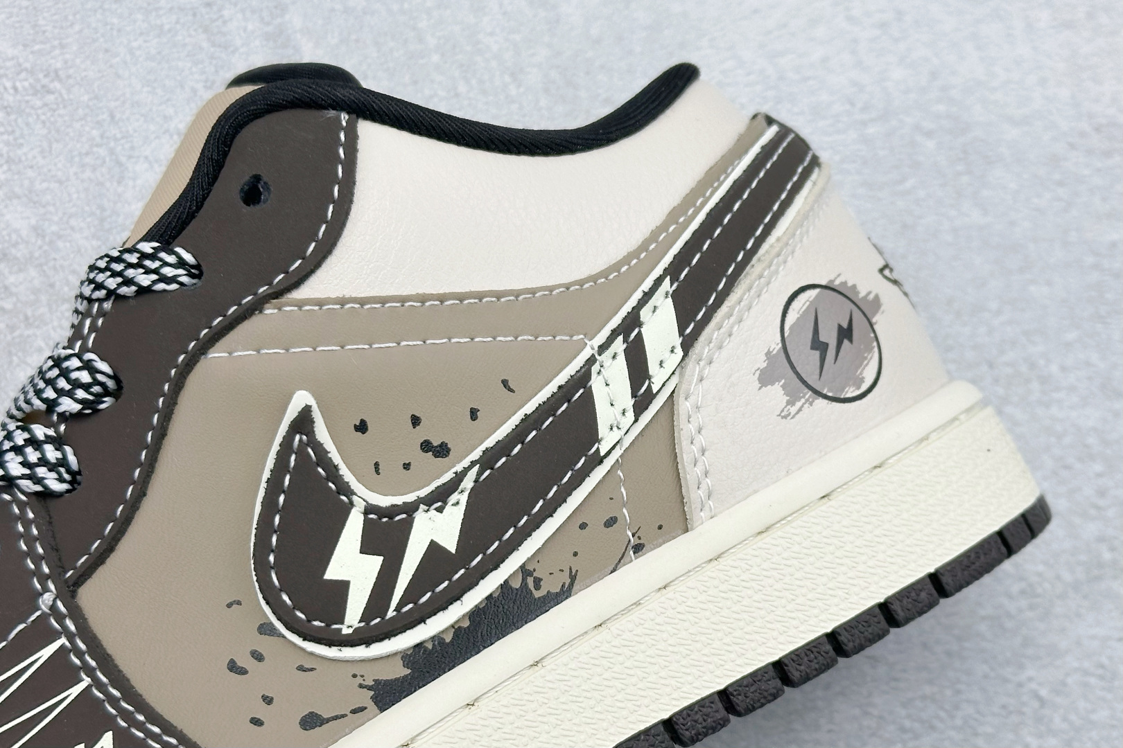 XC版Air Jordan 1 Low 闪电定制款 经典AJ1 Low遇上闪电元素的潮酷改造 LR8888-018