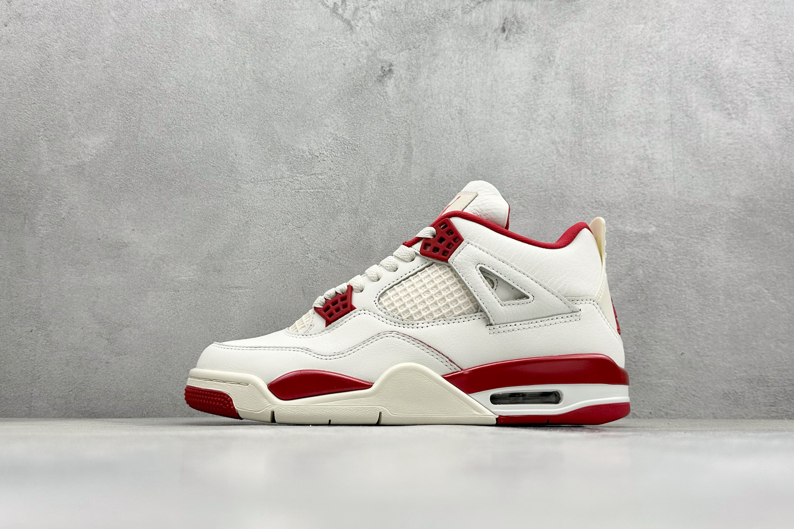 💰310    ❗️新品上架
【巅峰版】
Air Jordan 4 Retro "Valentine's Day" AJ4 乔4红色情人节
#大厂出品 原楦原纸板 客供原厂材料开发 极致一眼正品既视感 细节如图所示
货号：HV0823-108
尺码：40 40.5 41 42 42.5 43 44 44.5 45 46 47.5